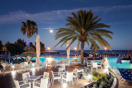 2 outdoor pools, pool umbrellas, sun loungers