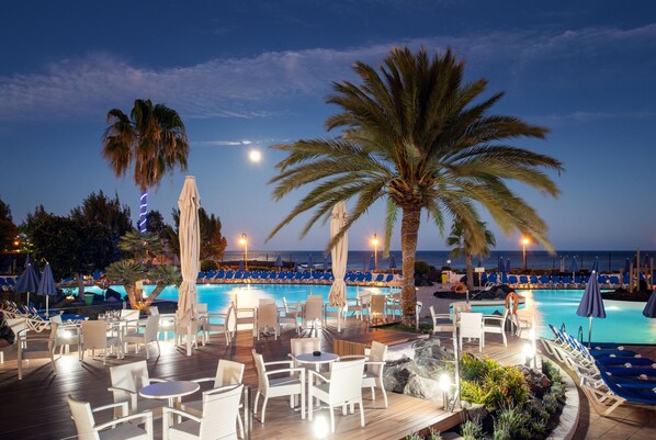 2 piscines extérieures, parasols, chaises longues