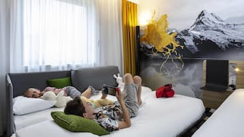 Quarto família, várias camas | 1 quarto, roupas de cama premium, frigobar, cofres nos quartos