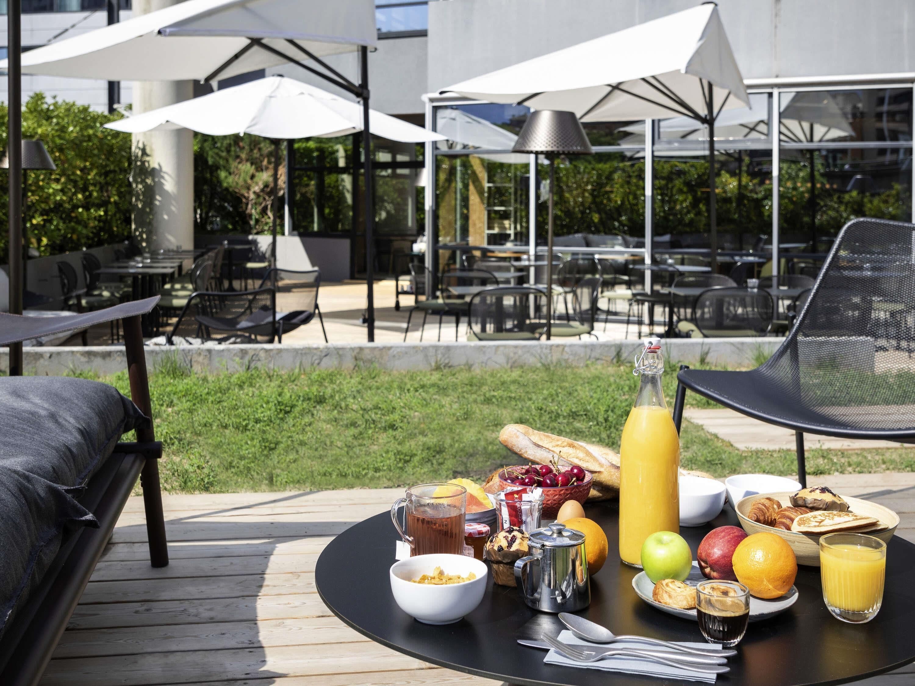 Déjeuner et dîner servis sur place