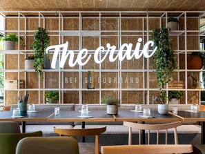 供應午餐、晚餐；法國菜；室外用餐