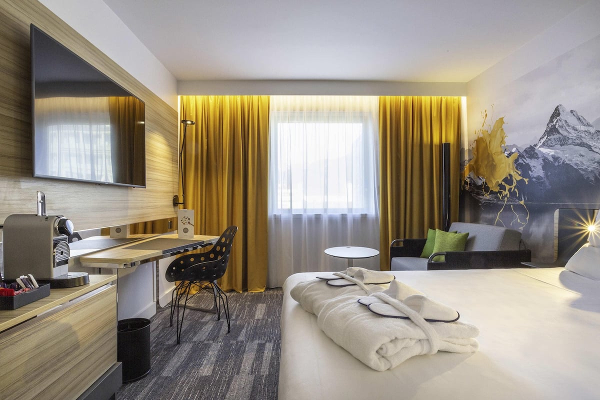 Executive Room, 1 Double Bed | 1 bedroom, premium bedding, minibar, in-room safe