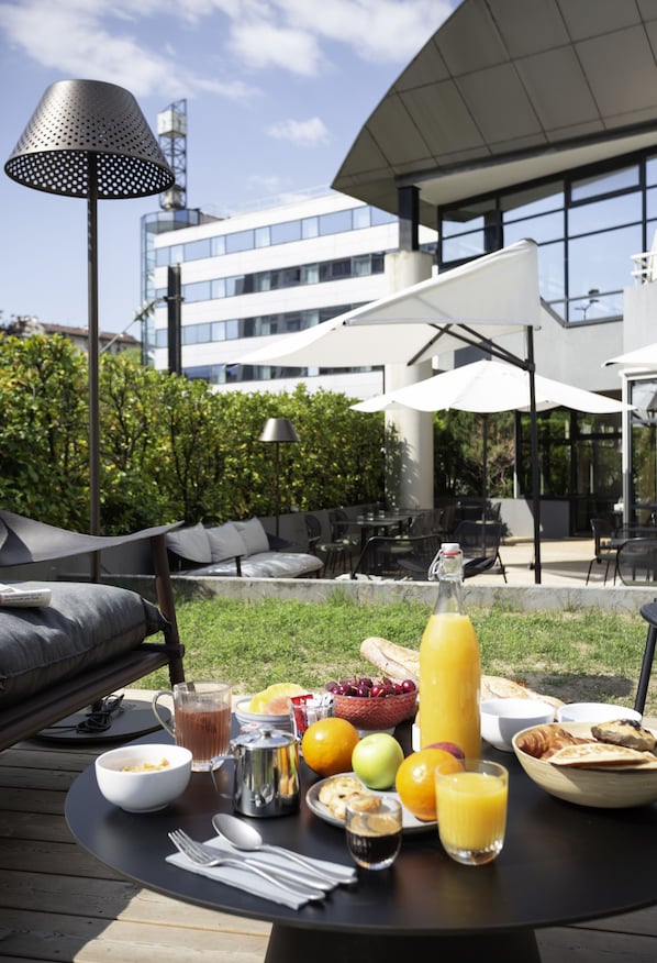 Daily buffet breakfast (EUR 19.50 per person) - Novotel Annecy Centre (Annecy)