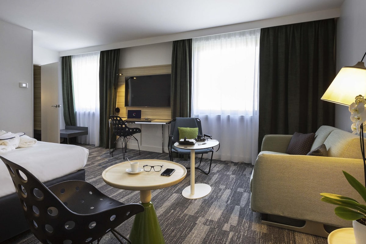 Suite, 1 Double Bed with Sofa bed, Mountain View
