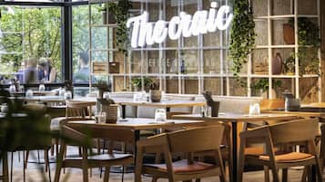 Se sirven almuerzos y cenas, restaurante con mesas al aire libre