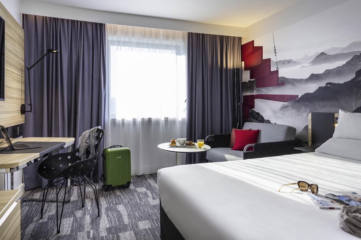 Classic Room, 1 Double Bed | 1 bedroom, premium bedding, minibar, in-room safe