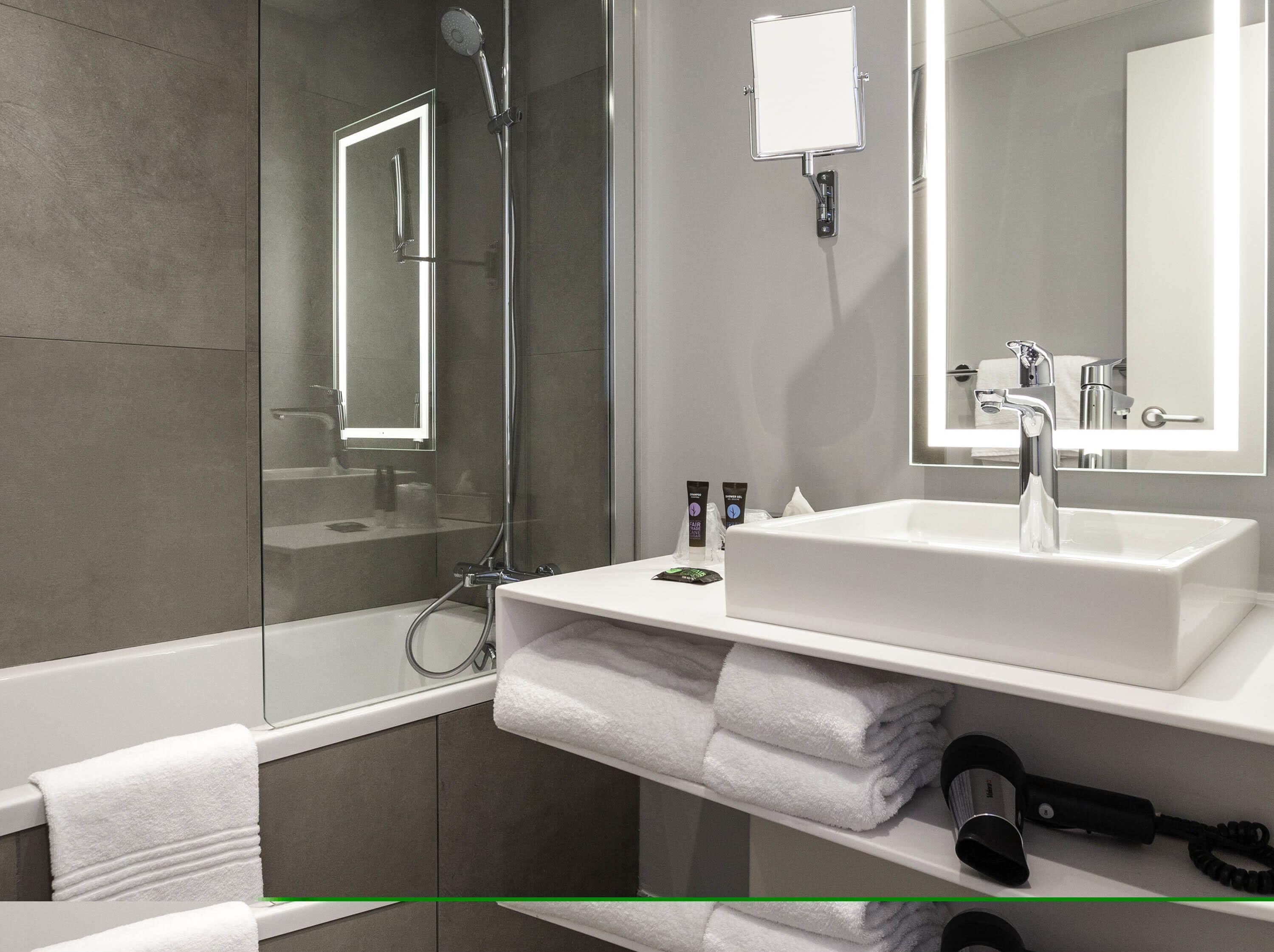 Classic Room, 1 Double Bed | 1 bedroom, premium bedding, minibar, in-room safe