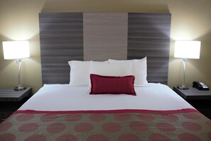 Escritorio, espacio para trabajar con laptop y cortinas blackout 