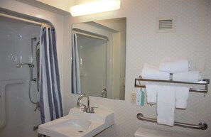 Tina con regadera, amenidades de baño gratuitas, secadora de cabello 