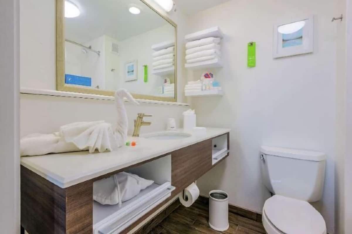 Ensemble douche/baignoire, articles de toilette gratuits, sèche-cheveux