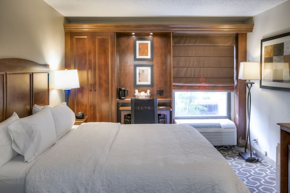 Satu Tempat Tidur King, Dilarang Rokok | Seprai premium, meja kerja, dan ruang kerja ramah laptop