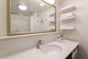 Ensemble douche/baignoire, articles de toilette gratuits, sèche-cheveux
