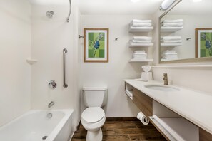 Standard Room | Bathroom - Hampton Inn Tampa-International Airport/Westshore (Tampa)