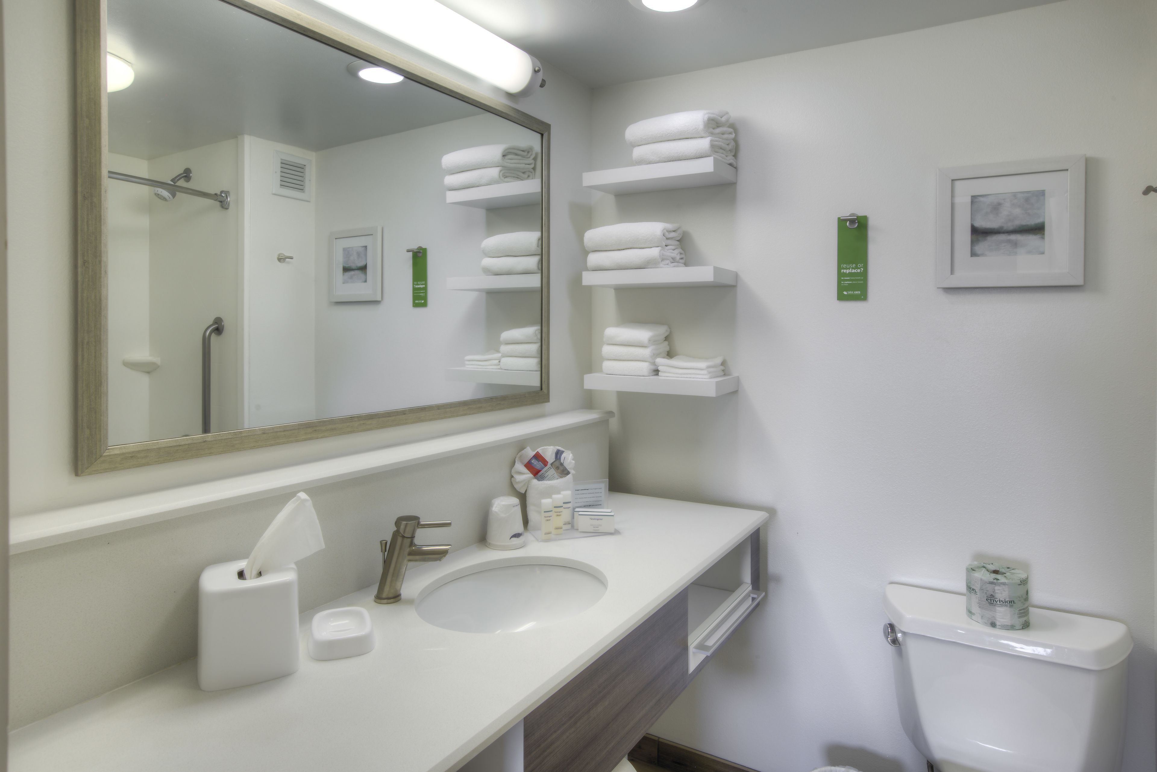 Room, 1 Double Bed, Accessible, Non Smoking | Bathroom | Combined shower/bathtub, free toiletries, hair dryer, towels