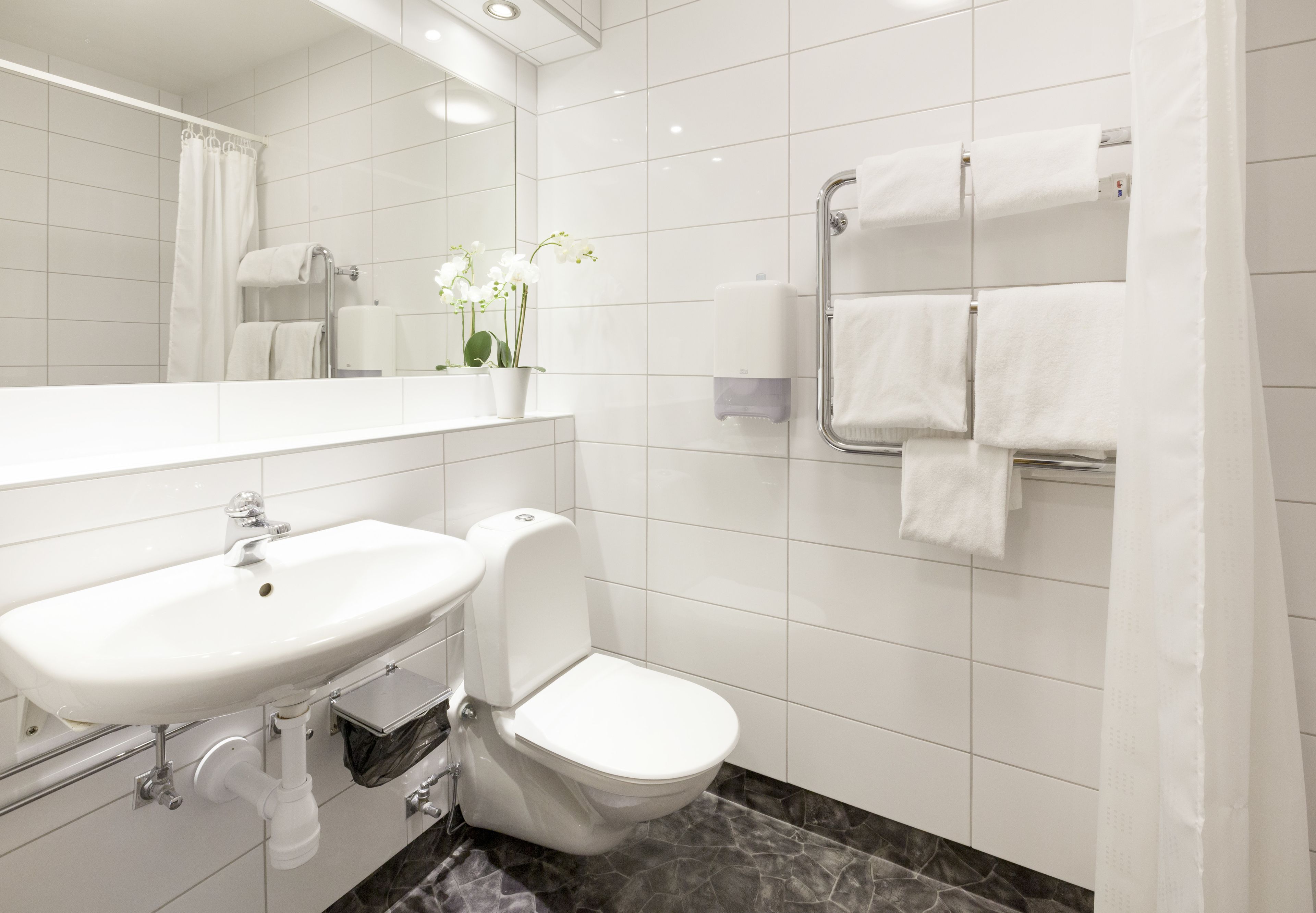 standard twin room (including a light evening meal) | bathroom | hair dryer, towels, soap, shampoo