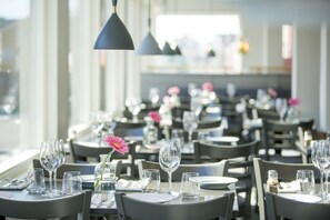 Serveert ontbijt en diner, Scandinavische gerechten