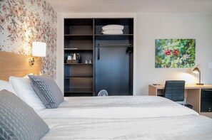 Habitació doble Deluxe, 1 llit de matrimoni gran i sofà llit (Including a light evening meal) | Escriptori, espai de treball apte per a portàtils i cortines opaques 