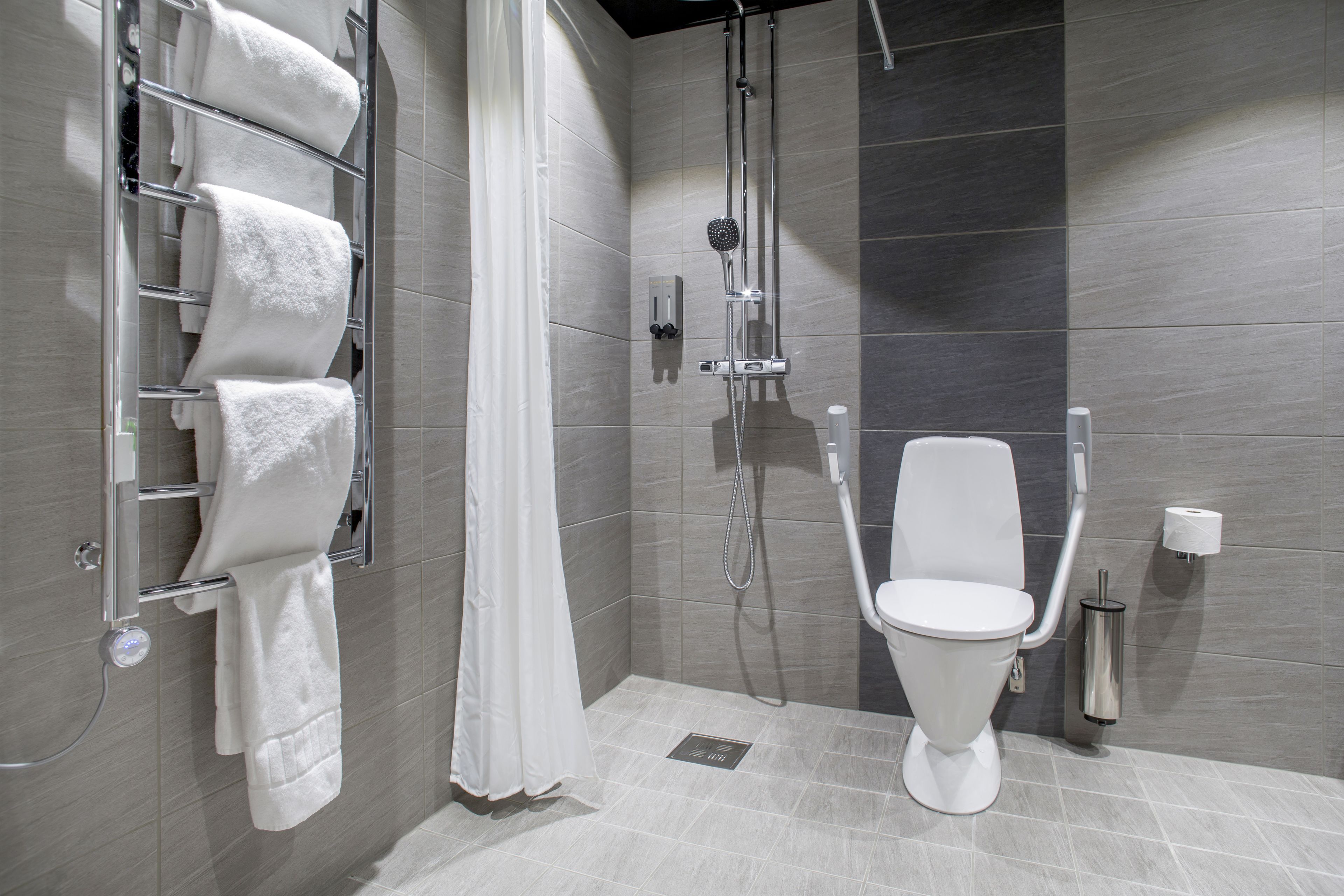 family room, no windows (including a light evening meal) | bathroom | hair dryer, towels, soap, shampoo