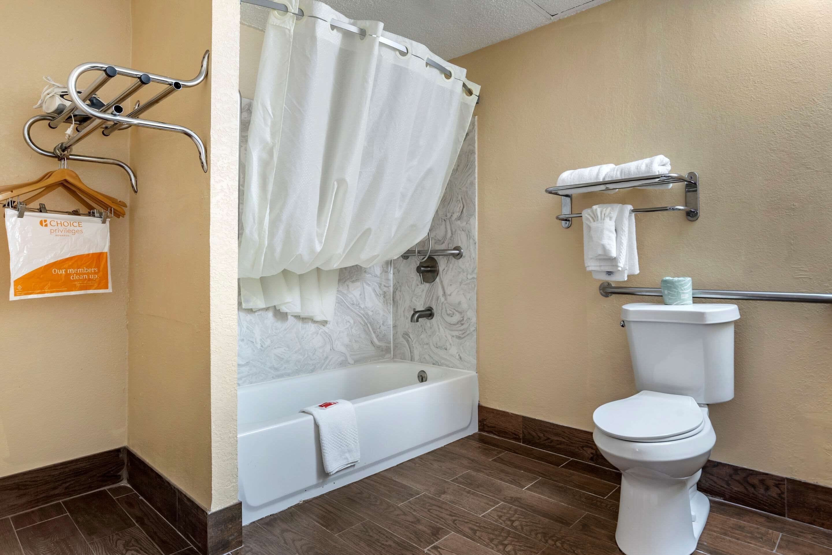 combined shower/bathtub, hair dryer, towels