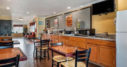 Econo Lodge Oxford near Choccolocco Park