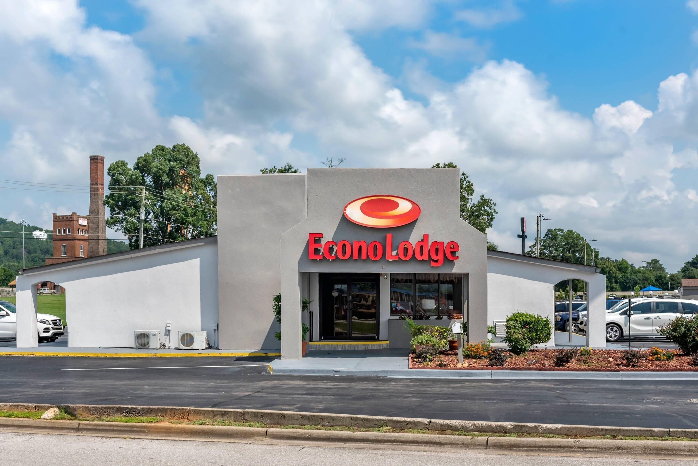 Un edificio con un logotipo rojo llamativo y el nombre 'ExonoLodge' en la fachada.