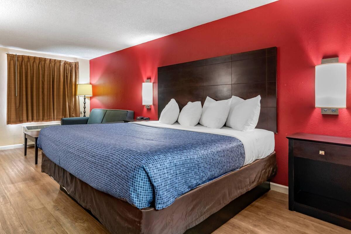 Room, 1 King Bed with Sofa bed, Non Smoking | Premium bedding, desk, blackout drapes, iron/ironing board
