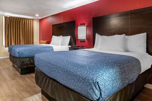 Premium bedding, desk, blackout curtains, iron/ironing board - Econo Lodge Oxford near Choccolocco Park (Oxford)