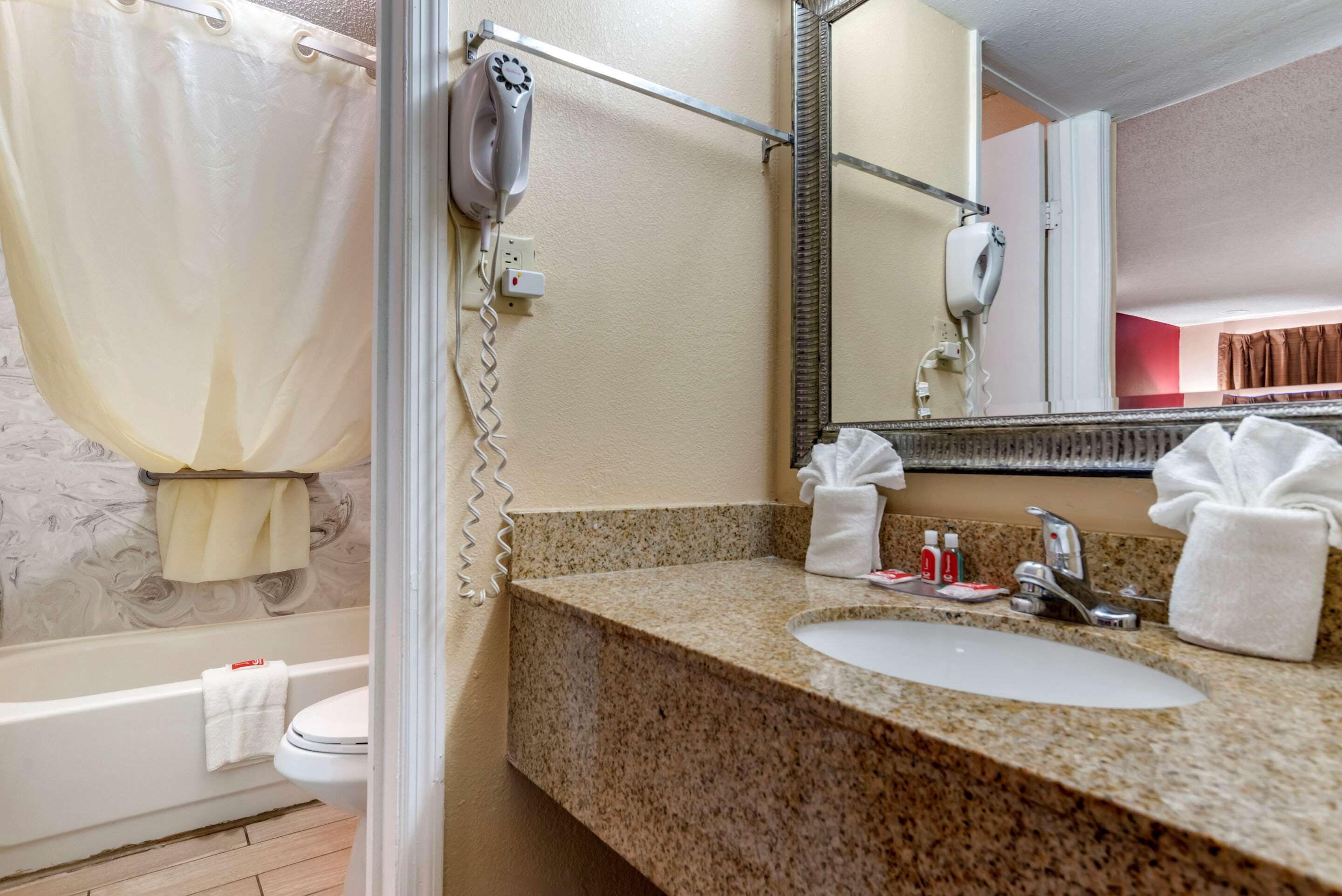 combined shower/bathtub, hair dryer, towels