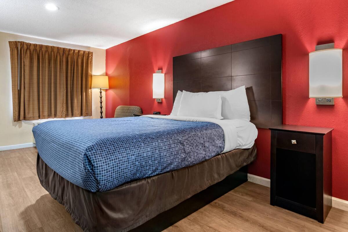 Room, 1 Queen Bed, Accessible, Non Smoking | Premium bedding, desk, blackout drapes, iron/ironing board