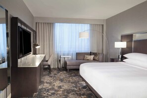 高档床上用品、客房内  保险箱、办公桌、笔记本电脑工作区