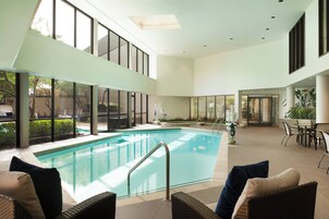 Una piscina techada, una piscina al aire libre