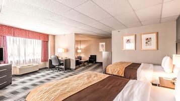 Chambre Standard, plusieurs lits, non-fumeurs (2 Queen, 1 Person Sofa Bed) | Coffres-forts dans les chambres, bureau