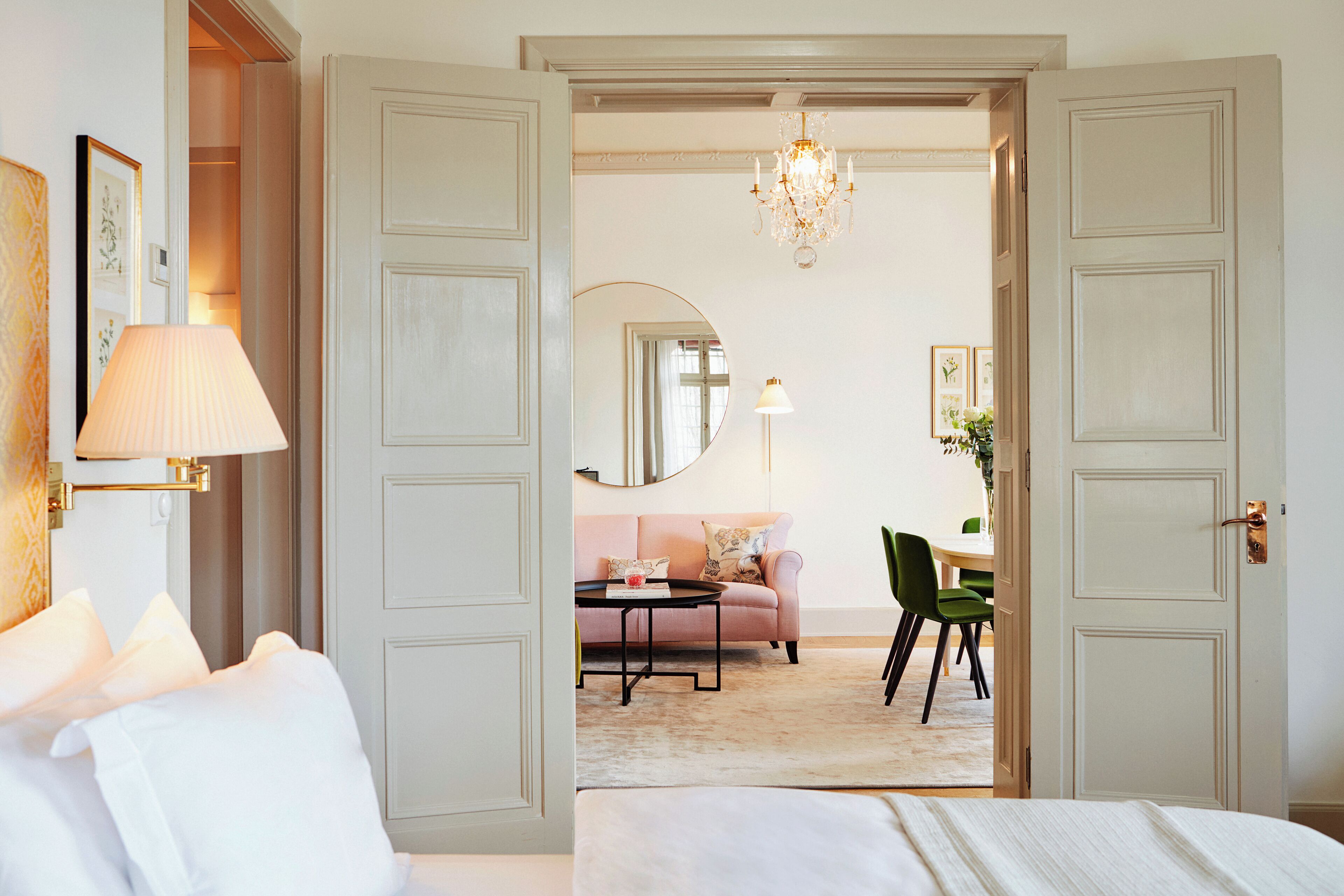 executive suite, 1 king bed | living area | flat-screen tv, pay films