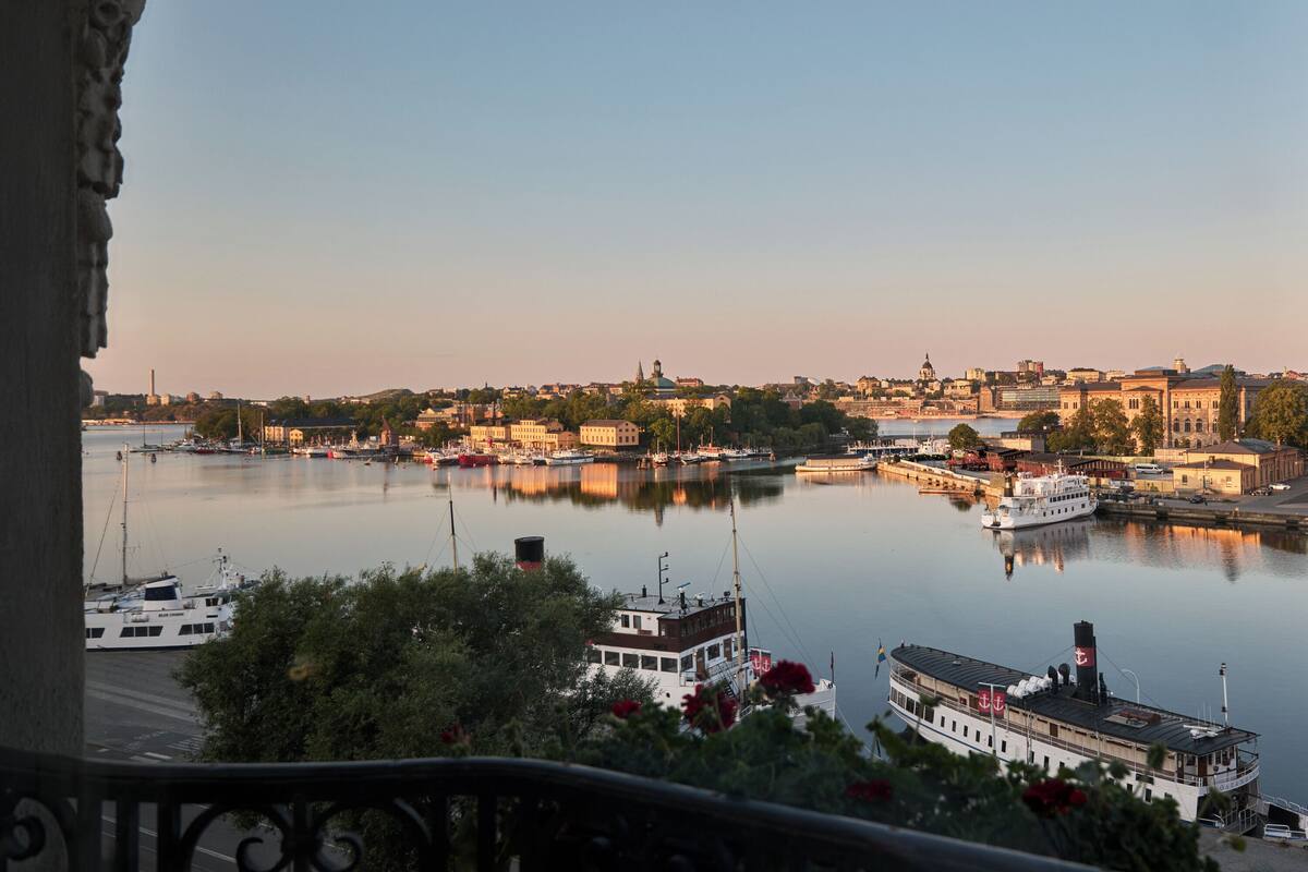 minibar, in-room safe, individually decorated, desk