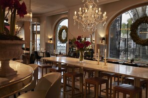 Petit déjeuner, déjeuner et dîner servis sur place, vue sur la mer