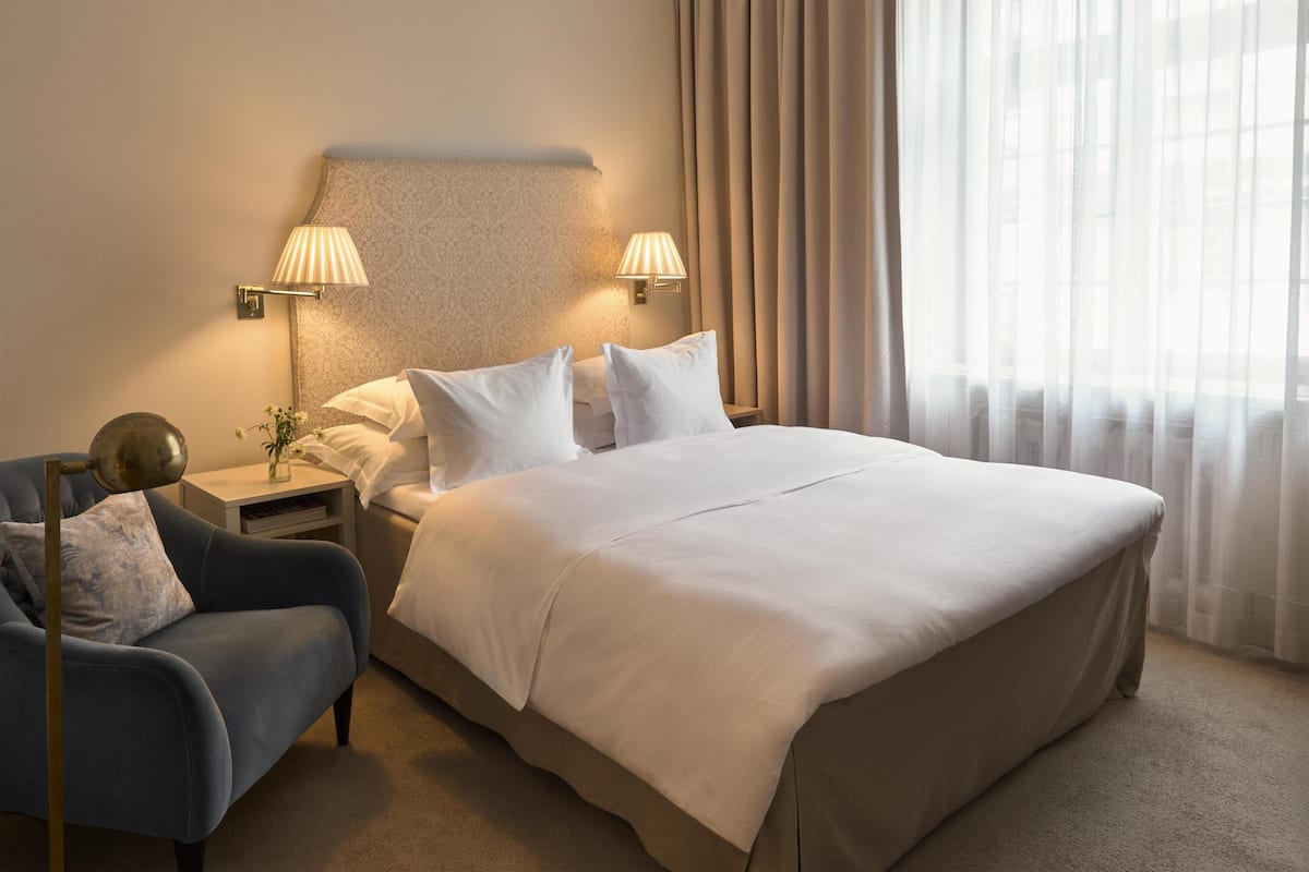 Standard Room | Minibar, in-room safe, individually decorated, desk