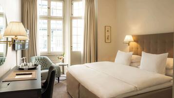 Superior Balcony Room | Minibar, vÀrdeförvaringsskÄp pÄ rummet och individuell inredning