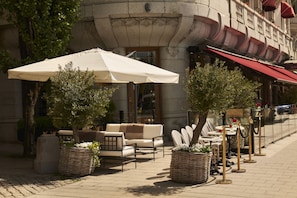 Petit déjeuner, déjeuner et dîner servis sur place, vue sur la mer