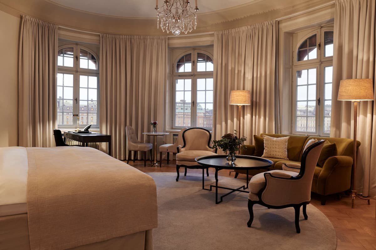 junior suite, 1 king bed | minibar, in-room safe, individually decorated, desk