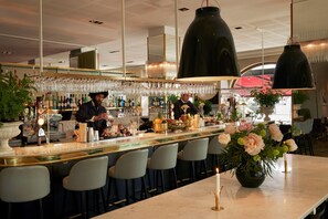 2 bars/lounges