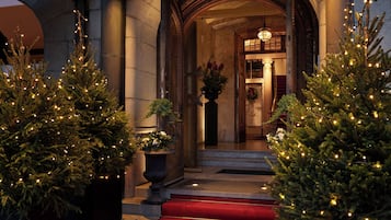 Pintu masuk properti