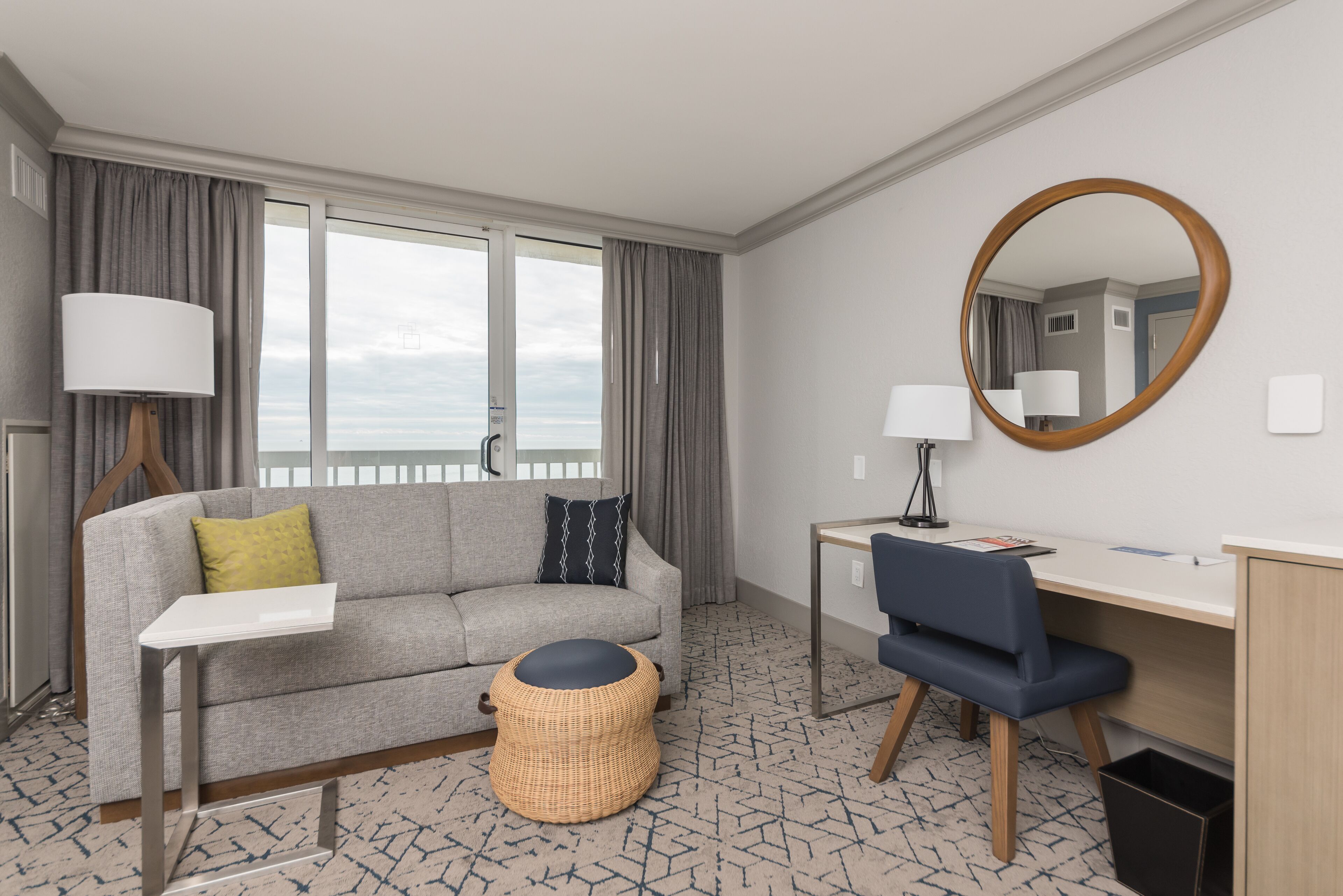 Kamer, 1 kingsize bed met slaapbank, uitzicht op oceaan | Woonruimte | Een 37-inch flatscreentelevisie met kabelzenders en een televisie