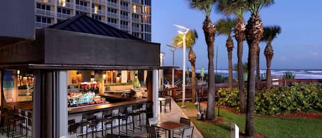 Se sirven desayunos, comidas y cocina americana con vista a la playa