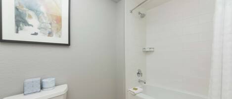 Ein Badezimmer mit Toilette, Dusche und Badewanne.