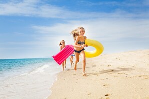 On the beach, white sand, beach cabanas, sun loungers - Hilton Melbourne Beach Oceanfront (Indialantic)