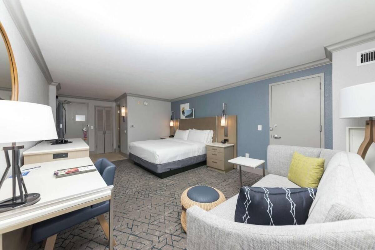 Premium bedding, down duvets, in-room safe, desk