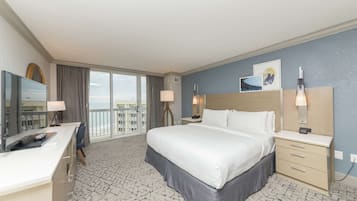 Luxe beddengoed, donzen dekbedden, een kluis op de kamer, een bureau