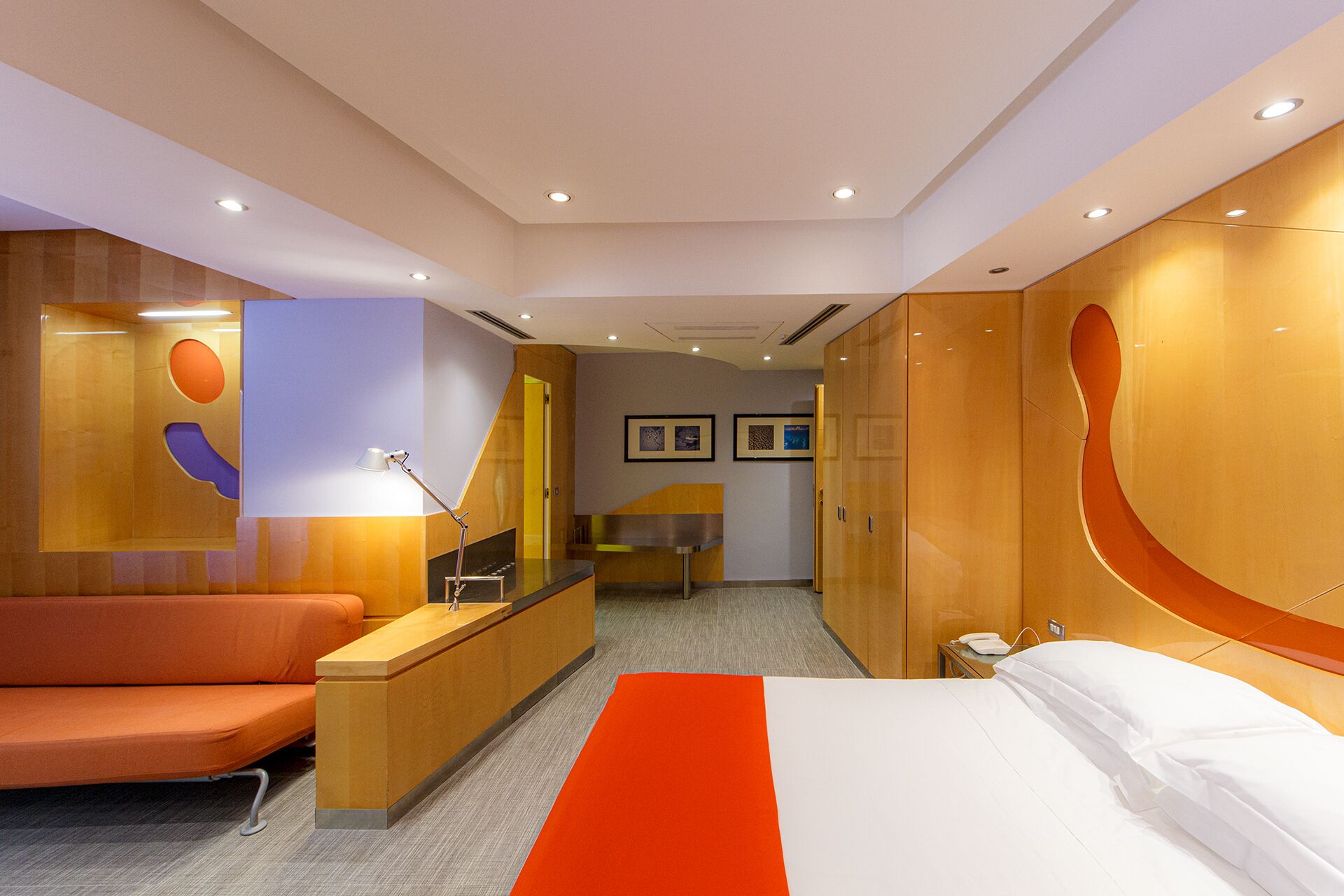 camera familiare con moquette o pavimento | view from room