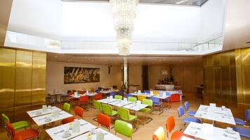 Tägliches Frühstücksbuffet (15 EUR pro Person)