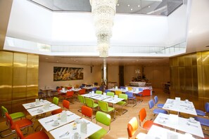 Desayuno buffet diario (EUR 15 por persona)